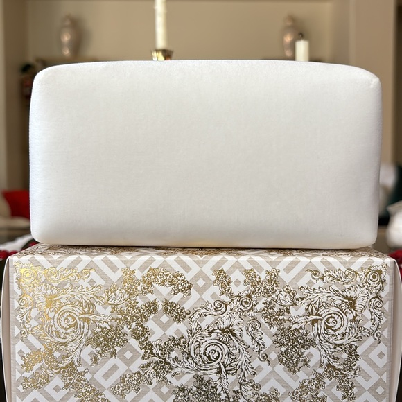 Dior Off White Velvet Makeup Bag with Gold Dior Logo - Picture 5 of 8
